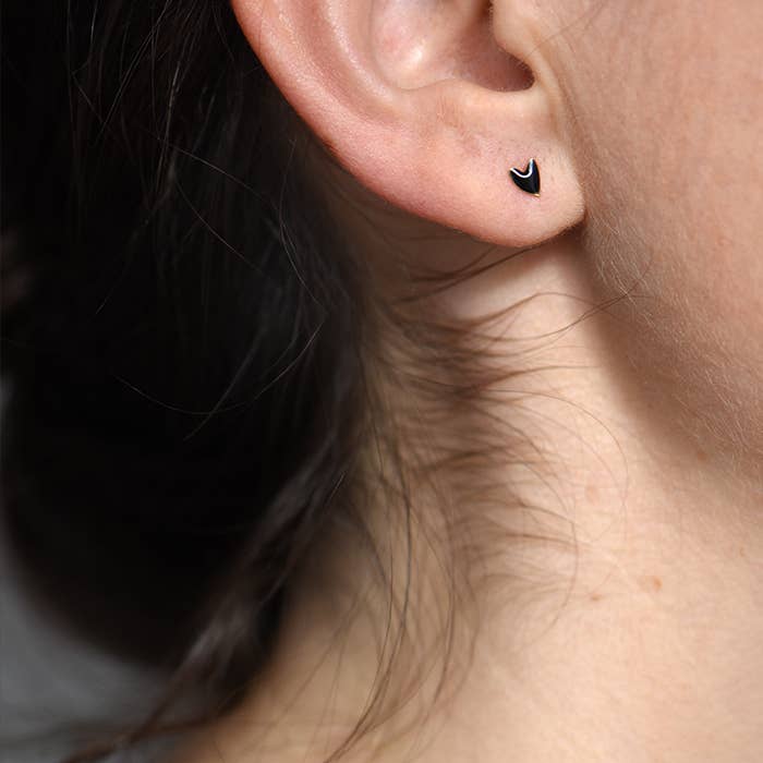 TITLEE Black Heart Earrings